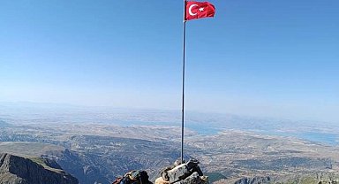 Çocukken hayalini kuruyordu: Çıktığı zirveye Türk bayrağını dikti