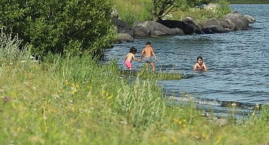 Çocuklar Çıldır Gölü'nde serinliyor