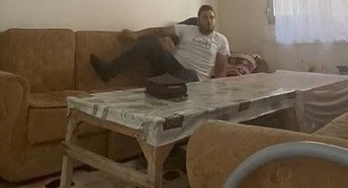 Deprem şakası korkuttu, uykudan panikle kalktı