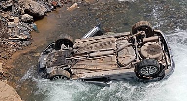 Dereye uçan otomobildeki 3 kişi yara almadan kurtuldu