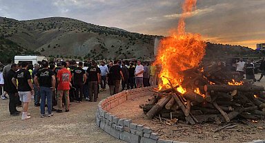 Dev kamp ateşi yakıldı, vali yanma tehlikesi atlattı