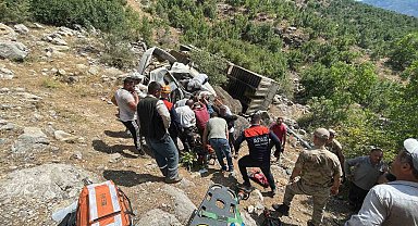 Devrilen kamyonetin altında kalan sürücü yaralandı