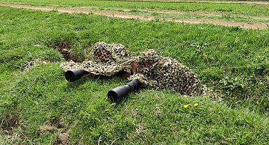 Doğa fotoğrafçıların sabırla çekecekleri o anı saatlerce bekliyor