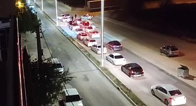 Düğün konvoyunda araçtan inip trafiği durdurup, havaya rastgele ateş açtı