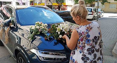 Düğün sezonuyla birlikte çiçekçilerde 'gelin arabası' yoğunluğu başladı