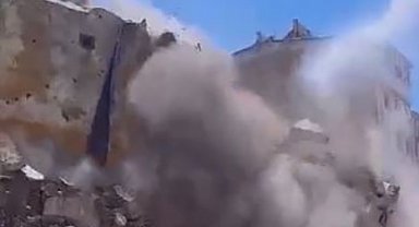 Elazığ'da ağır hasarlı binaların yıkımı sürüyor