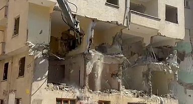 Elazığ'da ağır hasarlı binaların yıkımı sürüyor