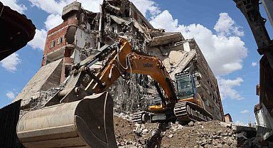 Elazığ'da ağır hasarlı yapıların yıkımları sürüyor