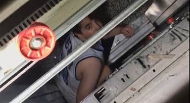 Elazığ'da asansörde kalan çocuk, itfaiye ekipleri tarafından kurtarıldı