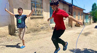 Elazığ'da çocuklar sokak oyunları ile keyifli anlar yaşadı