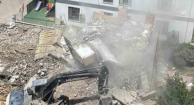 Elazığ'da hasarlı bina, 13 saatlik çalışmanın ardından ancak yıkılabildi