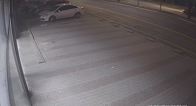 Elazığ'da kontrolden çıkan otomobil park halindeki araçlara böyle çarptı