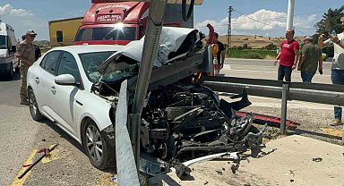 Elazığ'da otomobil bariyerlere saplandı: 4 yaralı