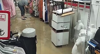 Elazığ'da sağanak sonrası iş yerlerini su bastı