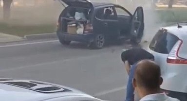 Elazığ'da seyir halindeki otomobil alev aldı