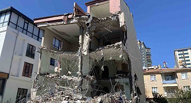 Elazığ'da yarım saatte yıkılması beklenen hasarlı bina 7 saatte yıkılamadı