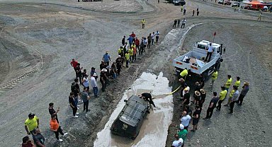 Erzincan'da off-road yarışmasında pilotlar çamura saplandı