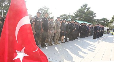 Erzincan'da şehitler dualarla yad edildi, kabirlerine karanfil bırakıldı