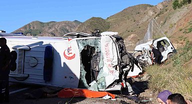 Erzurum'da ambulans ile hafif ticari araç çarpıştı: 4 ölü, 1 yaralı