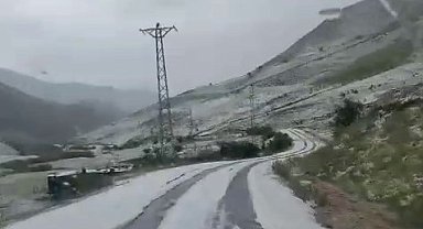 Erzurum'da dolu köyleri beyaza bürüdü