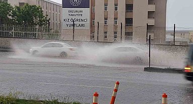 Erzurum'da sağanak yağış hayatı felç etti