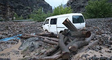 Erzurum'da sel bir mahalleyi yıktı geçti
