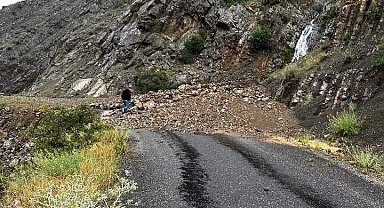 Erzurum'da sel nedeniyle yol çöktü