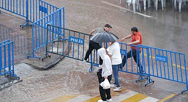 Erzurum'da vatandaşın yağmurla sınavı