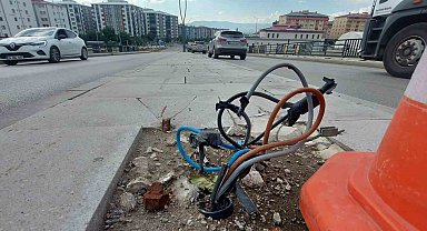 Erzurum'da yol ortasındaki açık elektrik kabloları büyük tehlike oluşturuyor