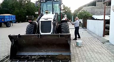 Evinin önüne park edilen kepçeyi yıkadı, vali teşekkür etti