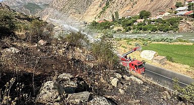 Hakkari-Van kara yolu yakınında anız yangını
