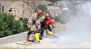 Hakkari'de 599 jandarma personeline deprem eğitimi