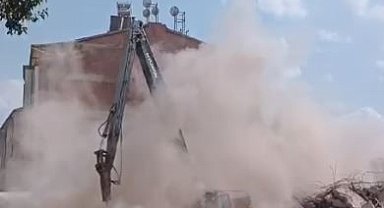 Hasarlı bina yıkımında toz arasında kalan operatör yürekleri ağza getirdi