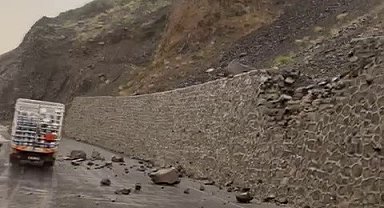 Heyelan sürücülere zor anlar yaşattı