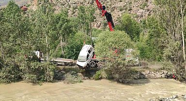 Heyelanda suya kapılan 10 aylık bebek aranıyor