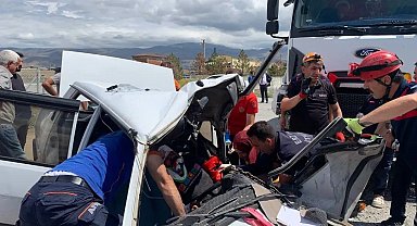 Hurdaya dönen otomobilde sıkışan sürücü kurtarıldı