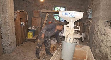İlçenin son değirmencisi teknolojiyle yarışıyor