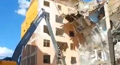 İş makinesinin tek darbesi, ağır hasarlı binayı yerle bir etti