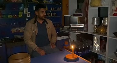 Karlıova'da elektrikler gidince esnaf mum ışığında iş yapmaya çalıştı