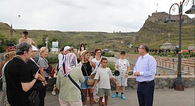 Kars Valisi turistlere rehberlik yaptı