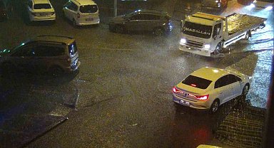 Kars'ı yağmur vurdu, caddeler göle döndü