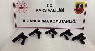 Kars'ta bir otobüste 5 silah ele geçirildi