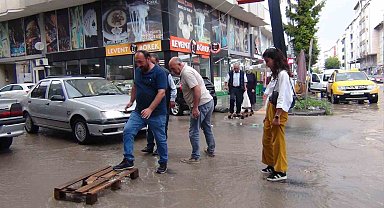 Kars'ta caddeler göle döndü