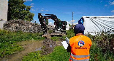 Kars'ta metruk binaların yıkımı sürüyor