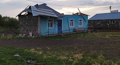 Kars'ta şiddetli rüzgar çatıları uçurdu