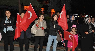 Karslılar 15 Temmuz'un 8. yıl dönümünde meydanları doldurdu