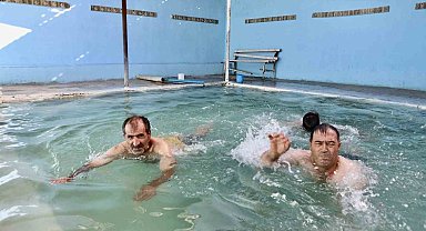 Kavurucu sıcaklarda 50 dereceyi bulan suya girerek şifa arıyorlar