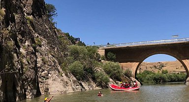 Kavurucu sıcaklarda rafting yaparak serinlediler