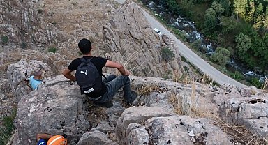 Kayalıklarda mahsur kalan 4 keçi kurtarıldı