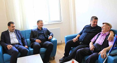 Kemah Huzurevi'ne anlamlı ziyaret